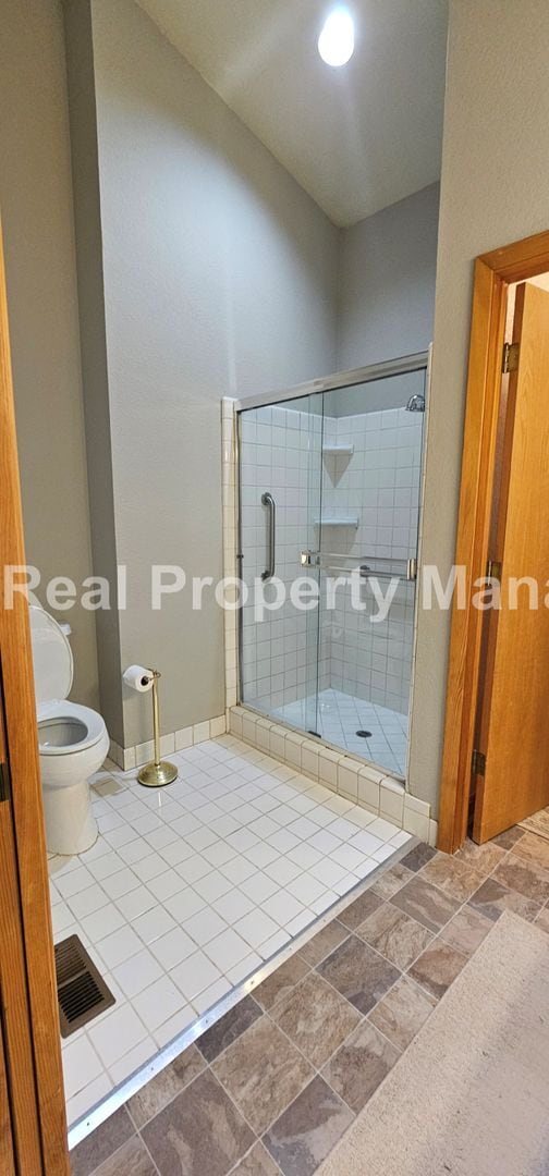 Building Photo - Charming 1-Bedroom Retreat in Desirable Ch...
