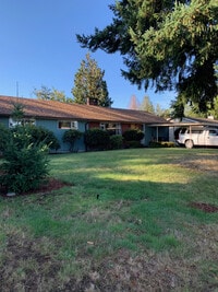 Building Photo - Beautiful 4 Bedroom 1.5 Bath Rambler in Parkland!!!
