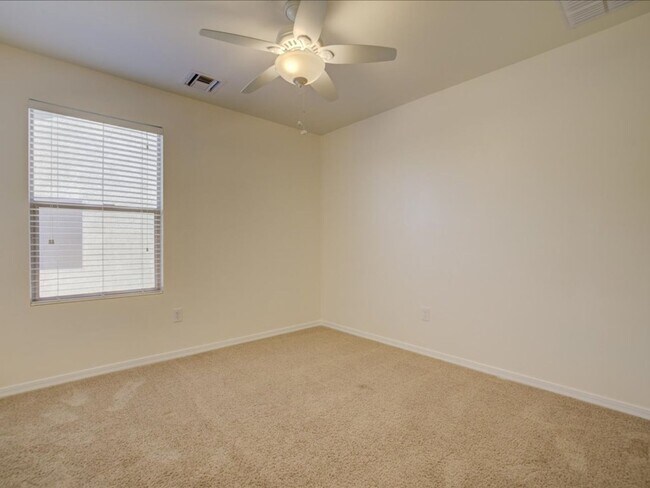 Building Photo - 3 Bedroom 2.5 Bathroom