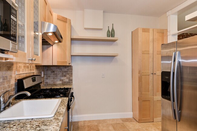 Building Photo - 634 Pickford Pl NE