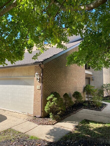 Building Photo - 111 Falcon Ln