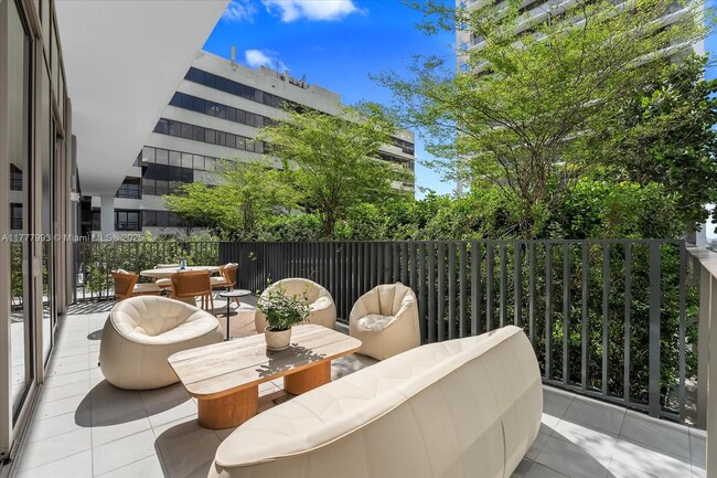 Building Photo - 2655 S Bayshore Dr