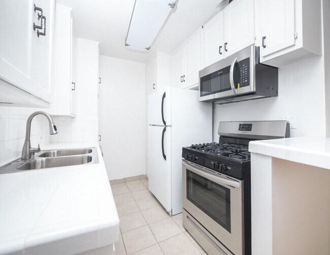 Interior Photo - 7459 Hollywood Blvd