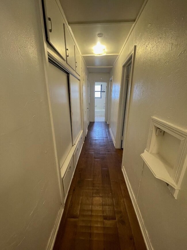Building Photo - 2 BED 1 BATH DUPLEX FOR LEASE