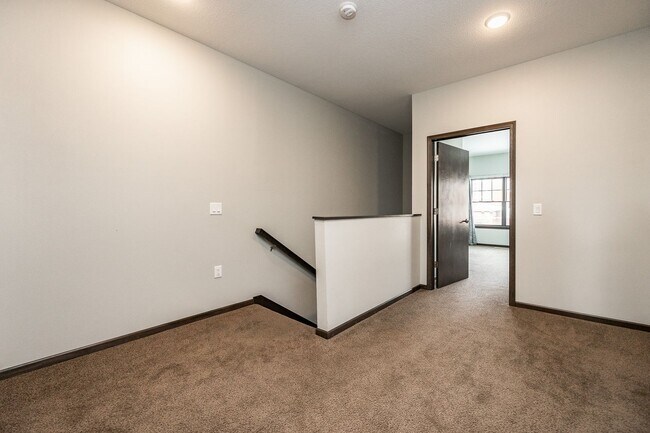 Building Photo - Spacious Townhome In The Kingston Neighborhood