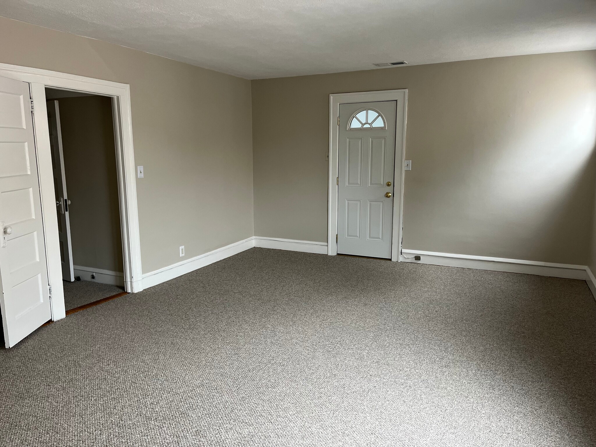 Living room - 784 Farmington Ave