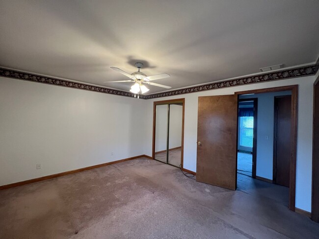 Building Photo - Twin Lakes 3 bedroom 2 bath across from th...