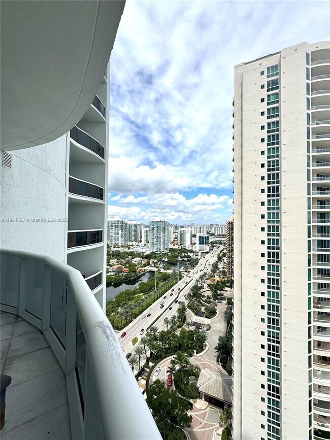 Building Photo - 16001 Collins Ave