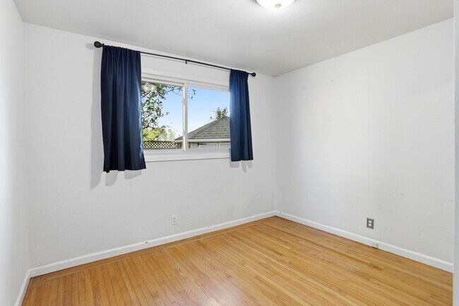 Building Photo - 933 Barstow Ct