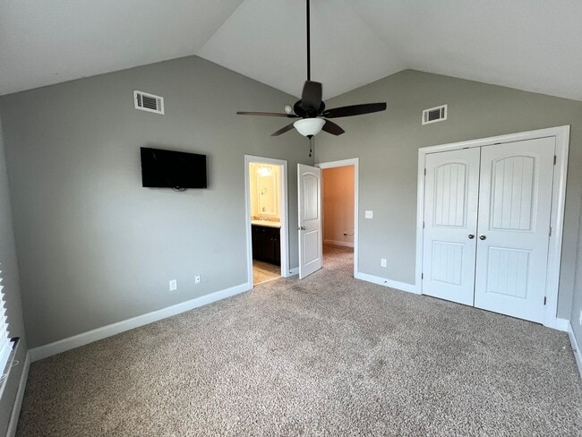 Building Photo - 327 Clearwater Ln