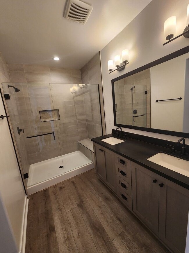 Building Photo - 3 bedroom 2.5 bath townhouse