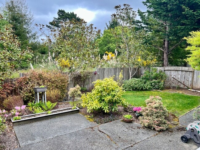 Building Photo - Spacious, Well-Appointed home in a Highly Desirable Location!