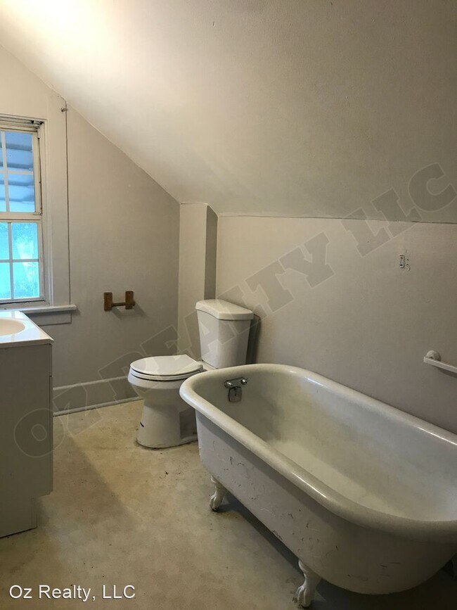 Building Photo - 3 br, 1 bath House - 44 East Lake Street