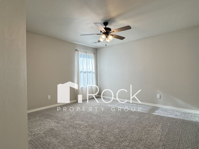 Building Photo - Spacious 3-Bedroom Home with Designer Kitc...