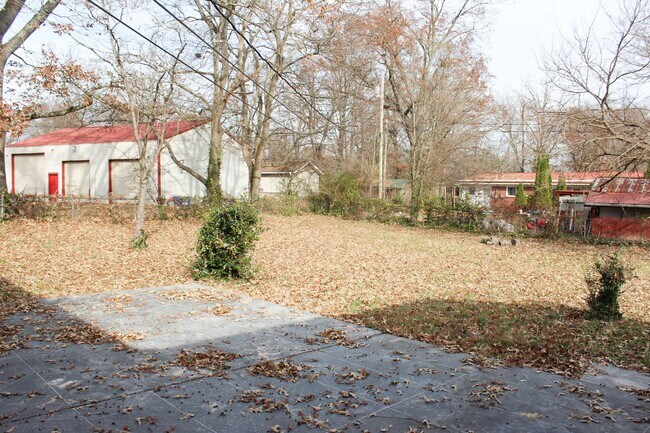 Building Photo - Bright and Spacious 3 Bedroom Furnished Rental