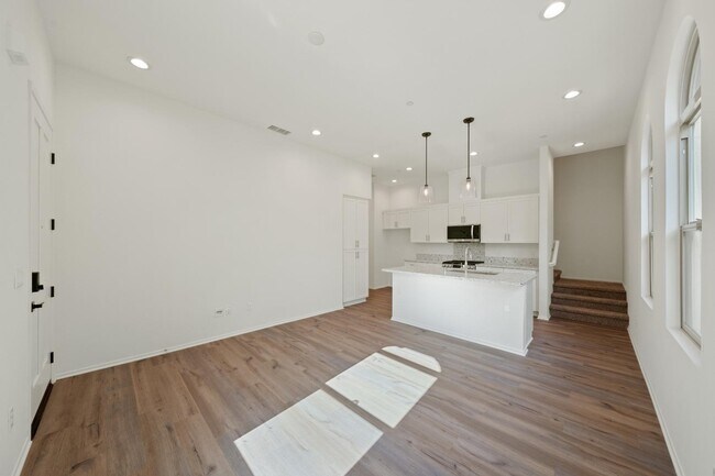 Building Photo - 822 Francesca Dr