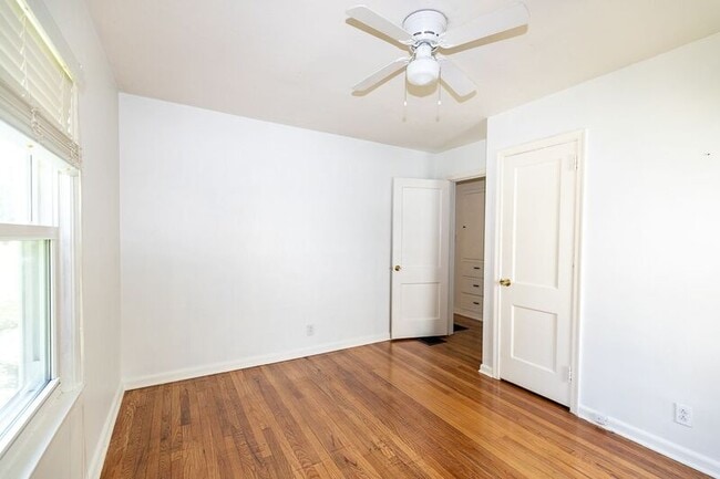 Building Photo - 343 E Royal Forest Blvd