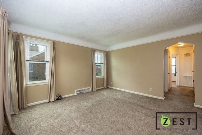 Building Photo - OPEN HOUSE WEDNESDAY DECEMBER 3RD 3-3:30 PM Amazing 3 Bedroom 1 Bathroom - $1,375.00