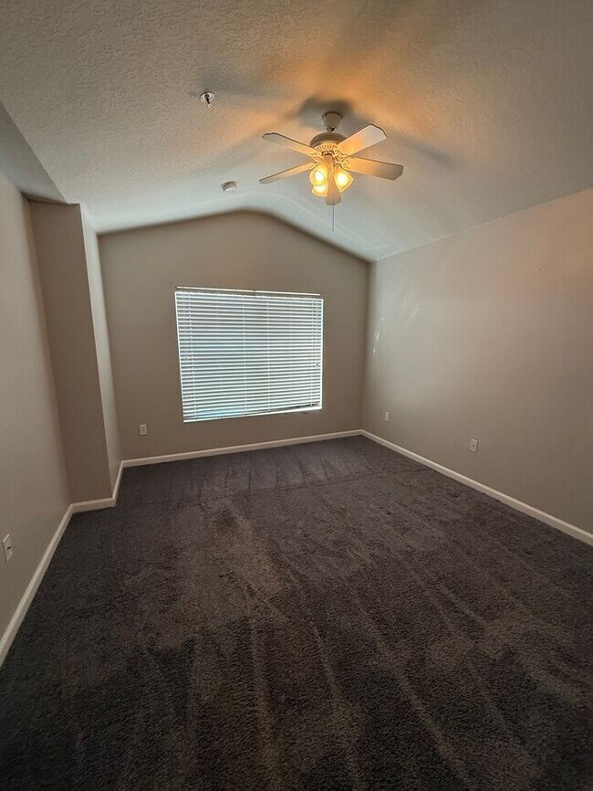 Building Photo - 3BR 2BA w/ Screened Patio + Pool/Gym Access in Gated Villa Serena