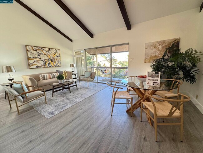 Building Photo - 2075 Ascot Dr