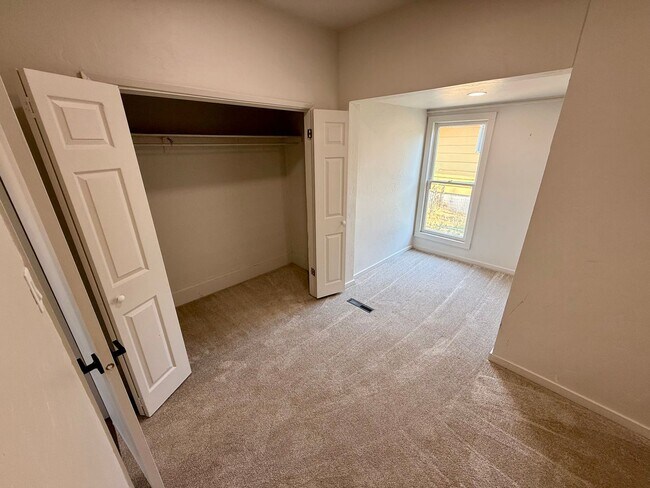 Building Photo - Charming 3-Bedroom Home with Spacious Yards & Modern Comforts in Lewiston