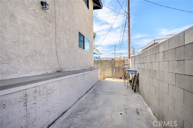 Building Photo - 823 E Wilson Ave
