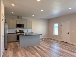Building Photo - New Townhouse in Post Falls!
