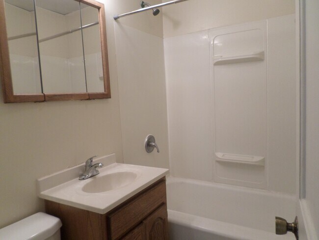 Building Photo - BONUS ROOM!