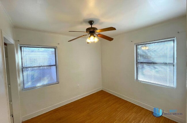 Building Photo - 3-bedroom, 1-bathroom house located in the...