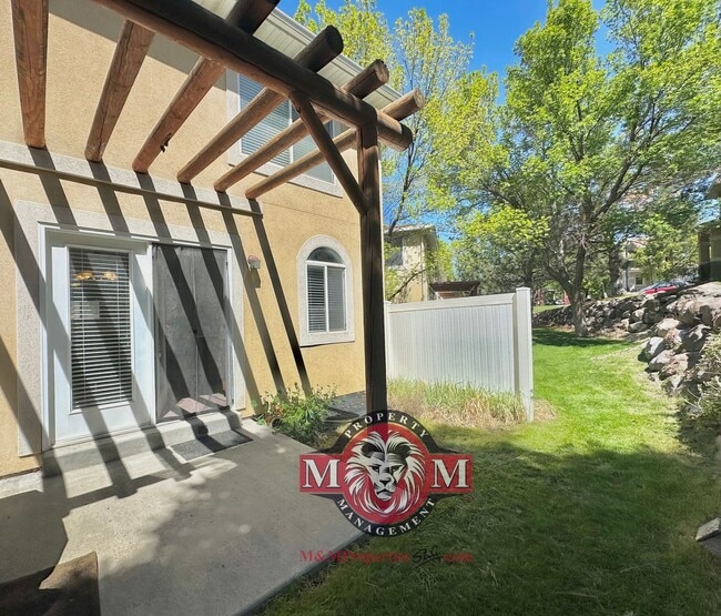 Building Photo - Great 2 Bd 2.5 Bath Townhome in Sandy