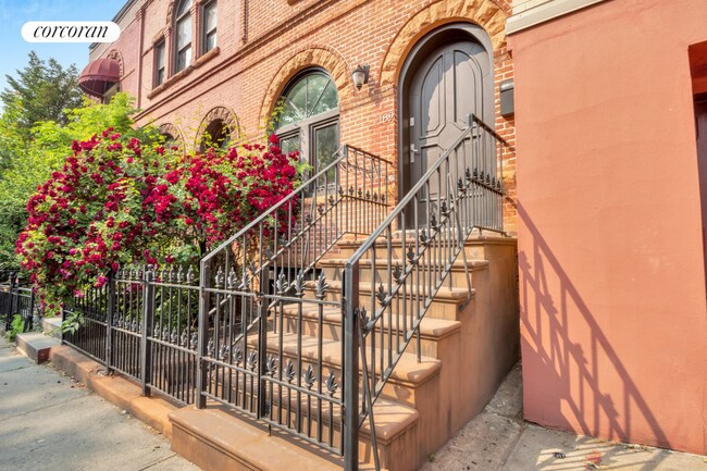 Building Photo - 404 15th St