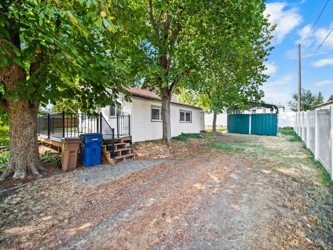 Building Photo - Cozy 1-Bedroom Rental – All Utilities Incl...