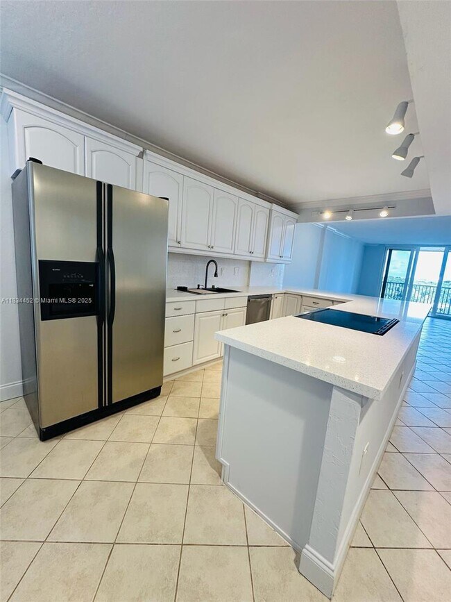 Building Photo - 250 Jacaranda Dr