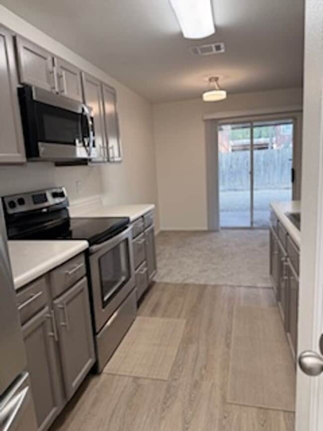 Building Photo - Gated Community Near Medical Center