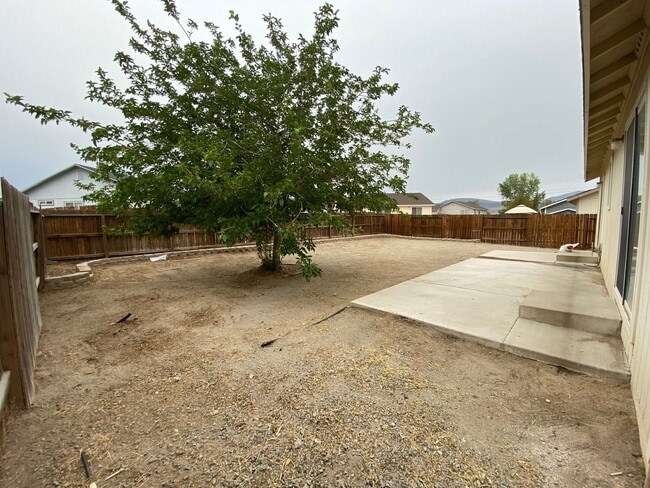 Building Photo - Charming 3 Bedroom