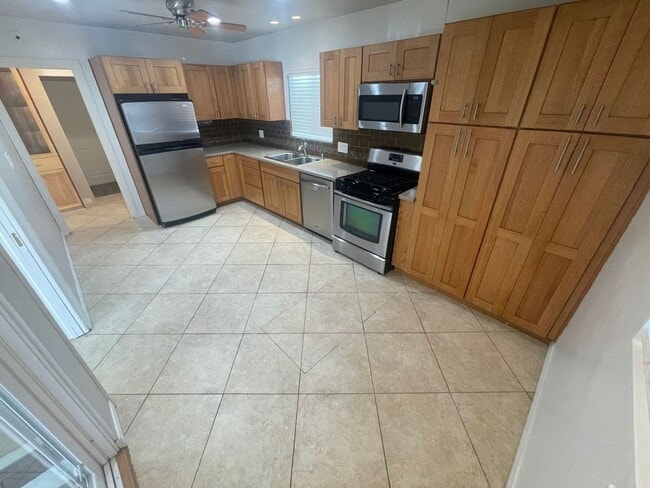 Building Photo - 4BD/2BA House on 63rd!