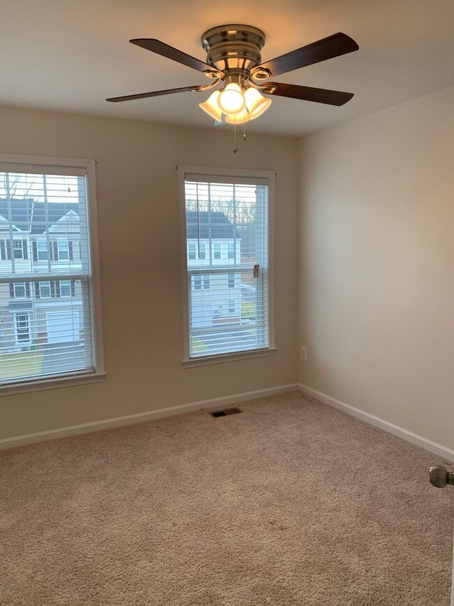 Building Photo - 116 Sequoia Dr