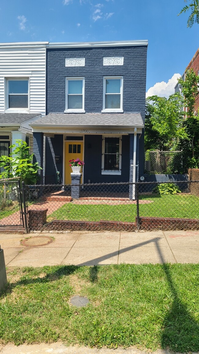 Building Photo - 1700 L St NE