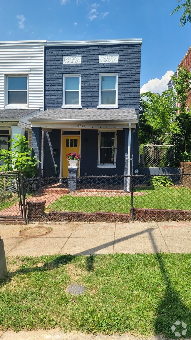 Building Photo - 1700 L St NE