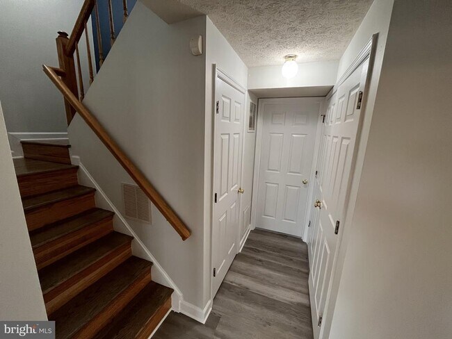 Building Photo - 3762 Farmland Dr