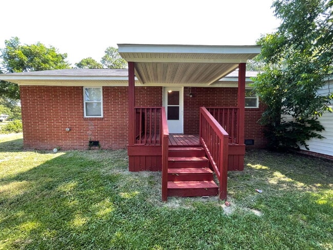 Building Photo - SPACIOUS BRICK RANCH in GOLDSBORO! 4 BR, 2 BA - FENCED-IN YARD *Convenient to SJAFB*