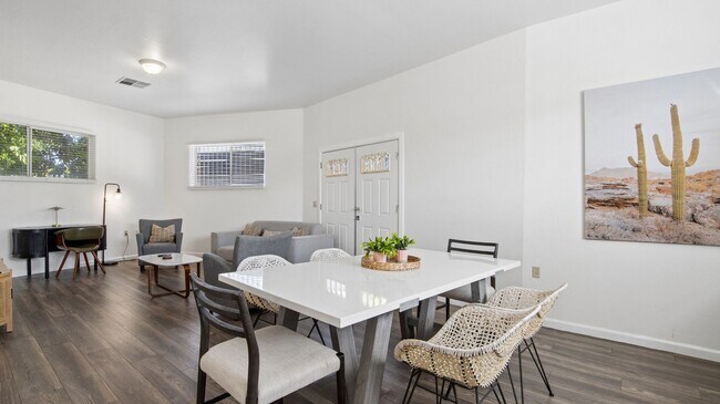 Building Photo - 2929 N 55th Pl