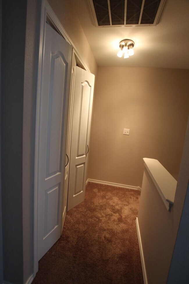 Building Photo - 2 Bed 1.5 Bath Townhome in Lindale!