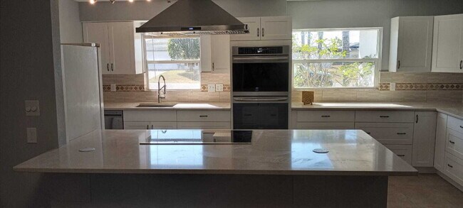 Building Photo - 5-Bedroom Pool Home with 2 Full Baths - Spacious 2373 Sq Ft Home in Englewood's Prime Location!"