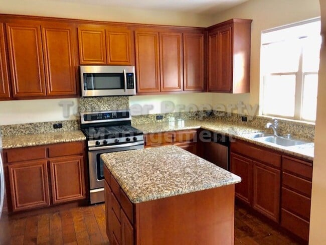 Building Photo - Beautiful 2 Bd/2.5 Ba/1,730 sqft Townhouse...