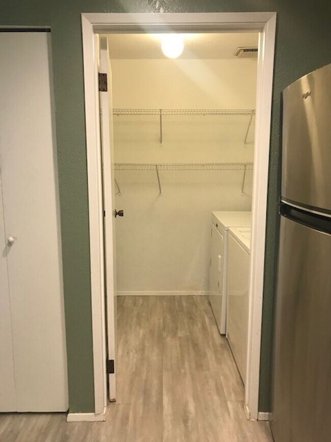 Building Photo - Updated Condo Near Microsoft - Bellevue & ...