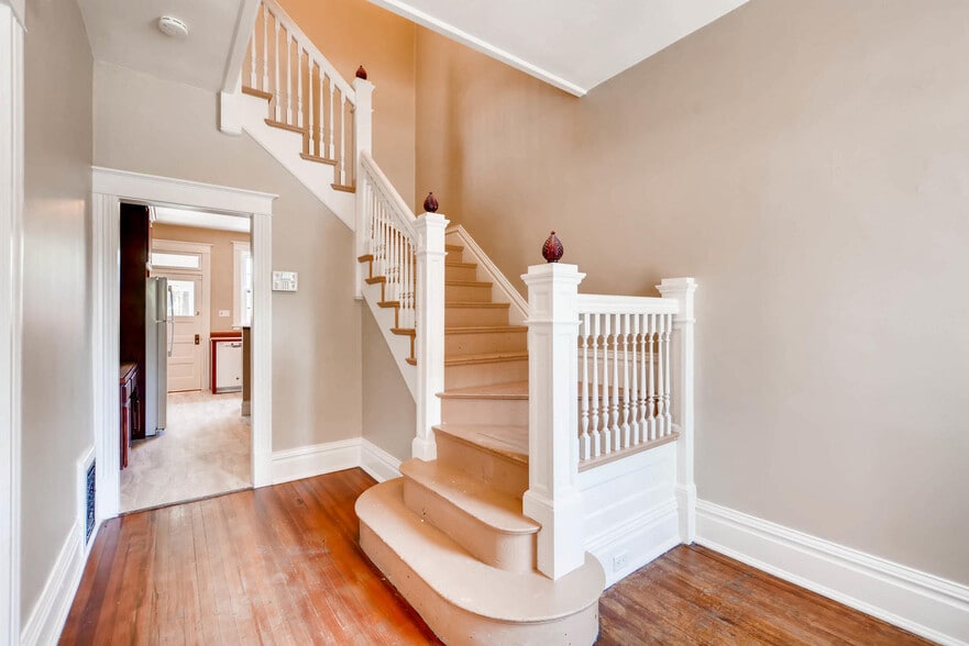 Entry foyer - 1811 E 23rd Ave