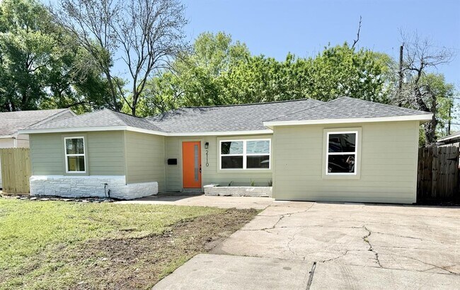 Building Photo - 2110 Garvey Dr