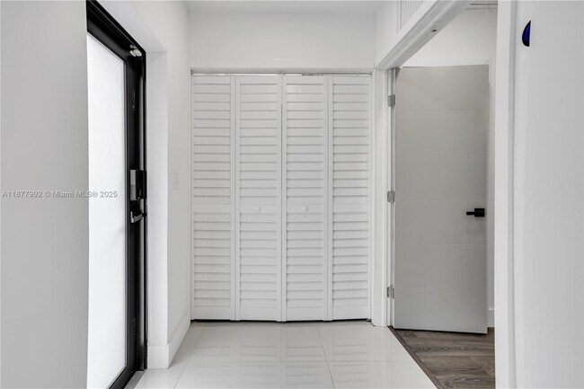 Building Photo - 2484 SW 25th St