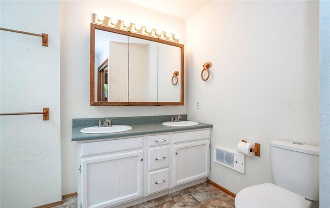 Building Photo - Spacious Rambler Retreat Nestled on an Acr...